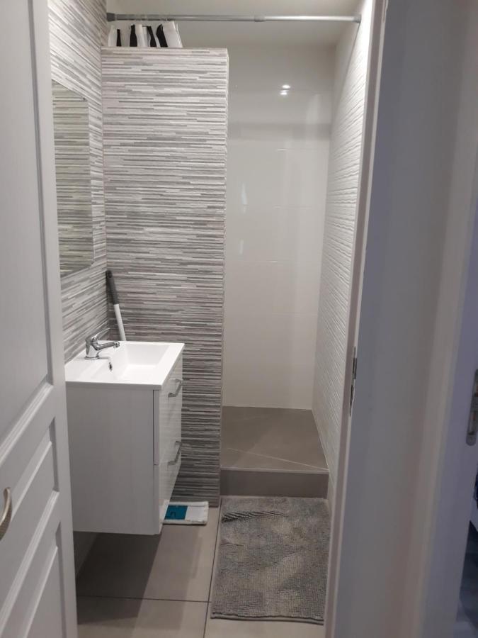 T2 Courte Duree Apartamento Jonage Exterior foto